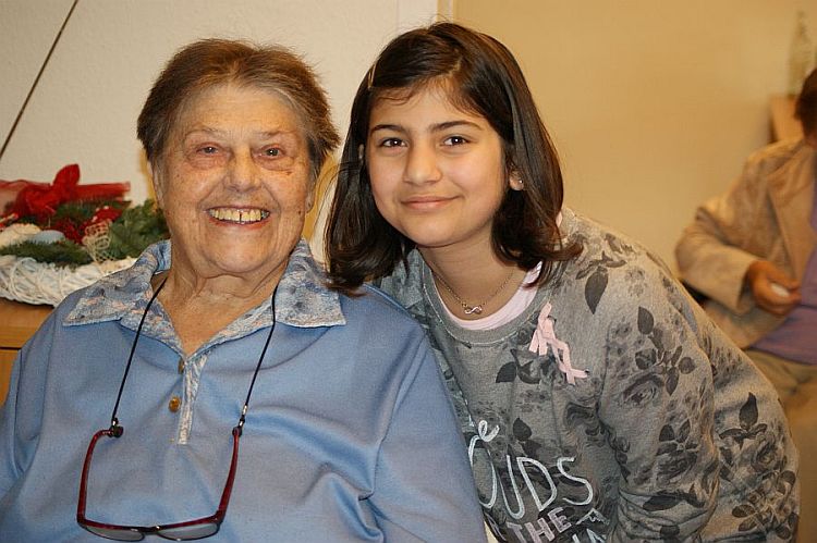 Kinder der FSG treffen Seniorinnen und Senioren des AWO Seniorenzentrums